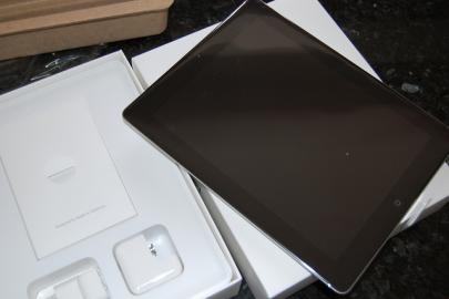 Apple iPad 2  64GB Wi-Fi + 3G  at 370Eur