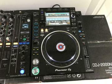 2x Pioneer CDJ-2000NXS2 + 1x DJM-900NXS2