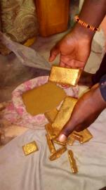 Goldbarren in der Menge zum Verkauf