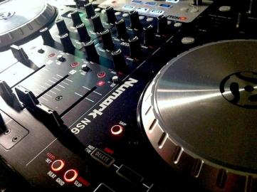 Pioneer CDJ-2000 Turntable, Numark NS7 D