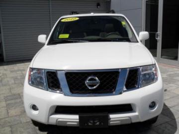 Selling 2010 Nissan Pathfinder LE  13,00