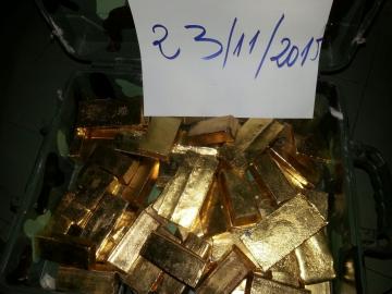 Oder Rohpulver und Goldbarren in der Men