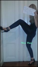 H�bsche, blonde, strenge Jungherrin biet