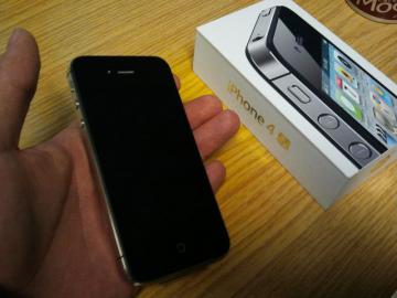 Apple iPhone 4S 64GB . . . . 400euro