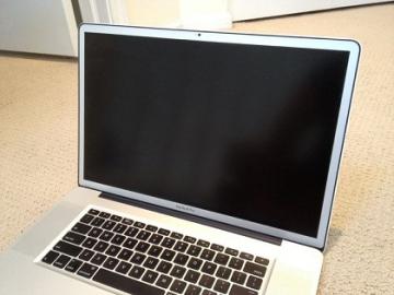 Apple MacBook Pro 17 i7 2. 3GHz 16GB/Fest