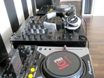 2xPioneer CDJ-1000MK3 & 1x DJM-800 Mixer