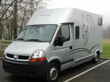 lkw-transport von zwei pferden renault d