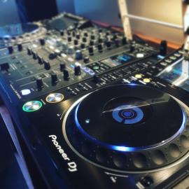 Available Yamaha tyros 5, Pioneer CDJ-2