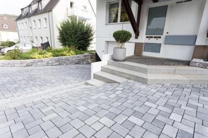 Pflasterung und Natursteinmauern