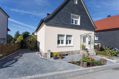 Pflasterung und Natursteinmauern